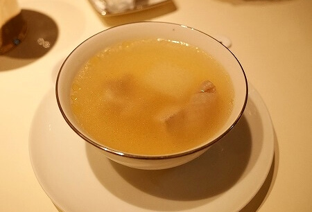 マンダリンオリエンタル台北　CAFE UN DEUX TROIS　爌肉飯　スープ