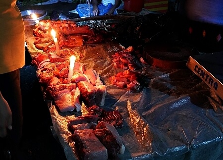 ミャンマー　ヤンゴン　26番通り　ナイトマーケット　暗い　市場　肉