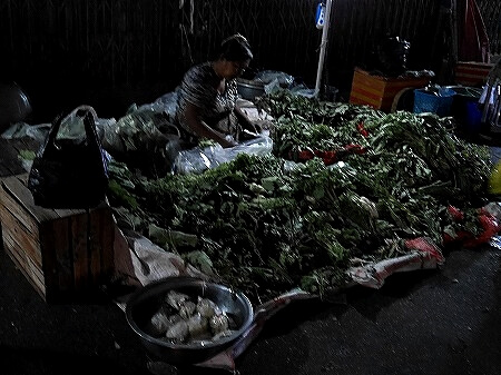 ミャンマー　ヤンゴン　26番通り　ナイトマーケット　暗い　市場