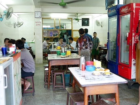 ミャンマー　ヤンゴン　GOLDEN BELL Tea Centre　カフェ　ローカル喫茶店