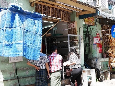 ミャンマー　ヤンゴン　ローカルレストラン　203　カレー