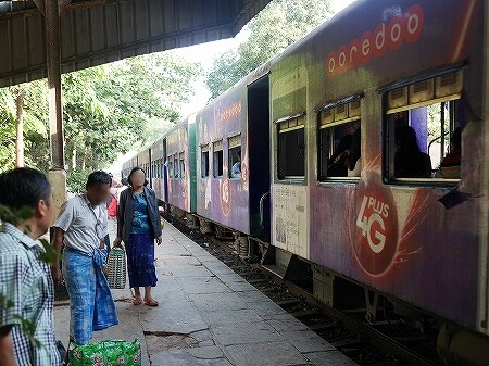 ミャンマー　ヤンゴン　鉄道　列車