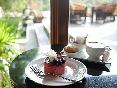 ミャンマー　ヤンゴン　チャトリウムホテル　ロビーラウンジ　カフェ　ケーキ　パッションフルーツムース