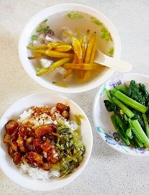 台湾　台北　香満園　魯肉飯　スープ　青菜