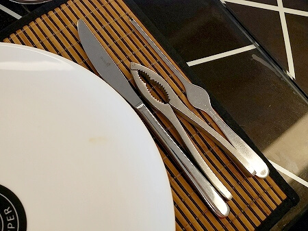スリランカ　コロンボ　カニ　蟹　レストラン　ブラックペッパー　BLACK PEPPER　カニフォーク