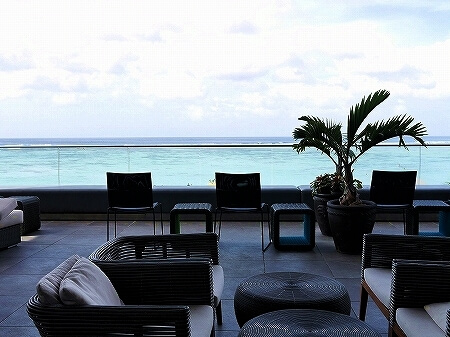 デュシタニ　グアム　リゾート　ホテル　Dusit Thani Guam resort hotel　ロビーラウンジ　Lobby Lounge　テラス席