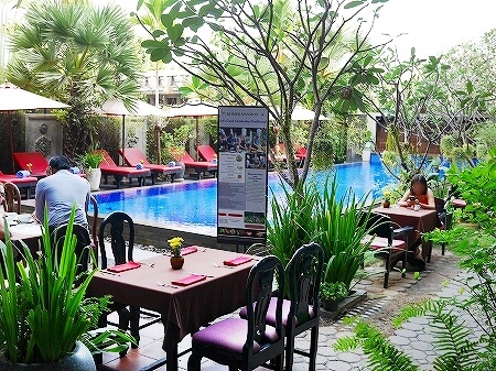 シェムリアップ　クメール マンション ブティック ホテル　Khmer Mansion Boutique Hotel　カンボジア　レストラン　朝食　プール