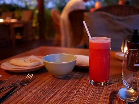 シェムリアップ　プーム バイタン リゾート Phum Baitang Resort　ホテル　田園　宿泊記　プール　BAY PHSAR　レストラン　ディナー　食事　夕食
