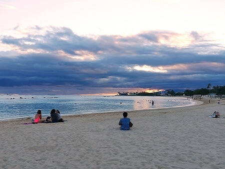 ハワイ　アラモアナビーチパーク　サンセット　アラモアナホテル　最寄りのビーチ　夕日　夕焼け