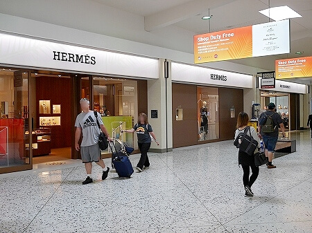 ハワイアン航空　ホノルル空港　チェックイン方法　ゲート　行き方　場所　ターミナル２　出国の流れ　免税店　ショップ　エルメス　ブランド