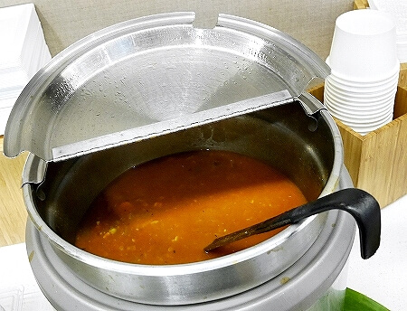ハワイ　ホノルル空港　ハワイアン航空ラウンジ　プライオリティパス　プルメリアラウンジ　場所　行き方　スープ　食べ物