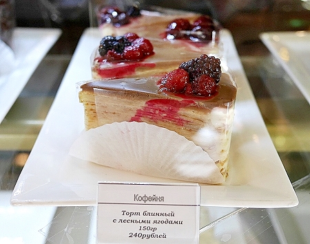 ウラジオストク　ショコラドニッツァ　ШОКОЛАДНИЦА　おすすめカフェ　ロシア　ケーキ　メニュー　ミルクレープ