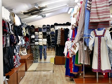 ウラジオストク おすすめお土産屋さん ブラッドギフツ ヴラドギフツ 店内 民族衣装 毛皮