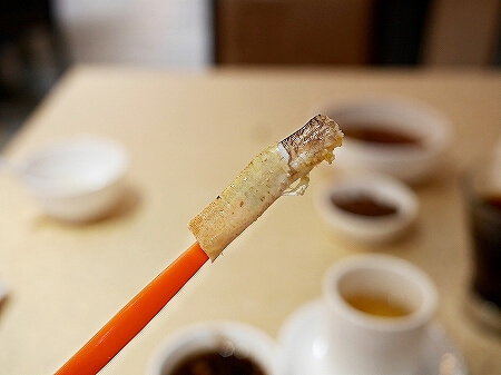 香港　蟹味噌　滬江大飯店　上海蟹　Wu Kong Shanghai Restaurant　おすすめ　一人旅　蟹フォーク　ヘラ　棒　蟹スプーン