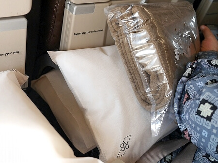 ブルネイ直行便　ロイヤルブルネイ航空搭乗記　成田－ブルネイ BI696 BI695　機内　席　枕　毛布　ブランケット