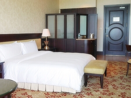 ブルネイの7つ星ホテル　ジ・エンパイアホテル　宿泊記　オーシャンビュー　デラックスルーム　室内　The Empire Brunei