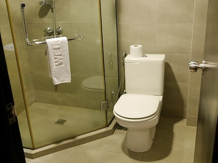 ザ・ブルネイホテル宿泊記　おすすめ　旅行記　ブログ　室内　部屋　スーペリアルーム　バスルーム　トイレ