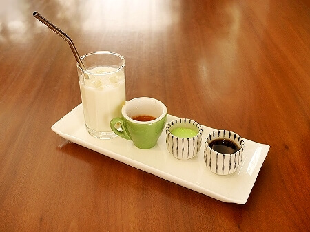 ブルネイのおすすめカフェ「ピッコロカフェ」ローカルスイーツをラテにした「オンデオンデラテ」（Piccolo Cafe）　onde onde latte