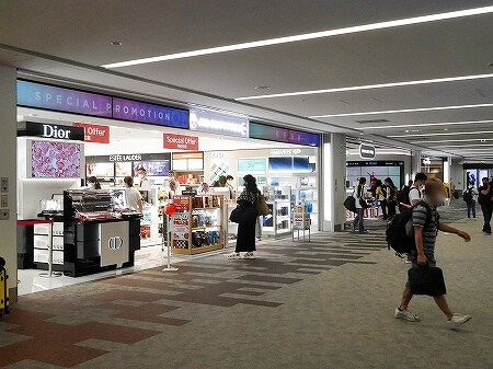 2022年7月現在の成田空港第2ターミナルの様子　コロナ禍　アフターコロナ　お店　開いているか　営業　混み具合　免税店