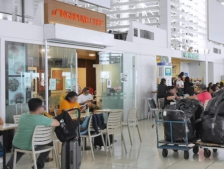 2022年7月　詳細　マニラ空港第2ターミナルでの国内線への乗り継ぎの方法　フィリピン航空利用　セブ旅行記　ブログ　国内線ゲート　カフェ　店