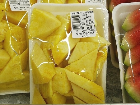 セブ旅行記　アヤラセンター内のスーパー「METRO」　メトロ　アヤラモール　ブログ　果物売り場　カットフルーツ　パイナップル