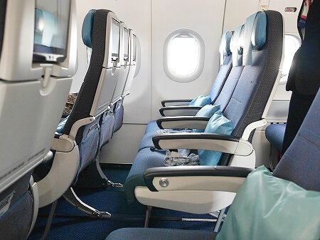 2022年7月　夏　フィリピン航空搭乗記　機内　席　マニラ乗り継ぎ　成田－セブ　旅行記　ブログ　コロナ禍　PR428　モニター　座席　席間隔　シート
