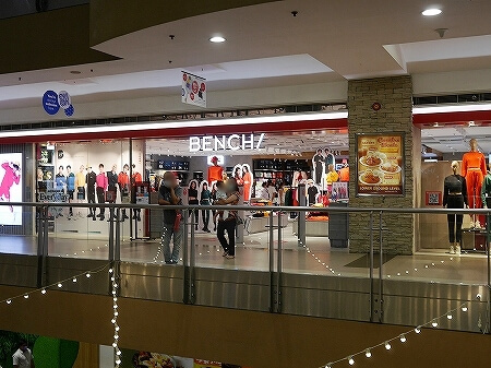 セブ旅行記　SMモールのおすすめ店　BENCH/　ベンチ　買い物　お土産　ショッピング　ブログ　ビーチサンダル　ショップ　外観