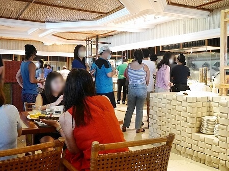 セブ　シャングリラ マクタン セブホテル宿泊記　Tidesでの朝食　タイズ　ブログ　口コミ　感想　レビュー　Shangri-La Mactan, Cebu　混雑