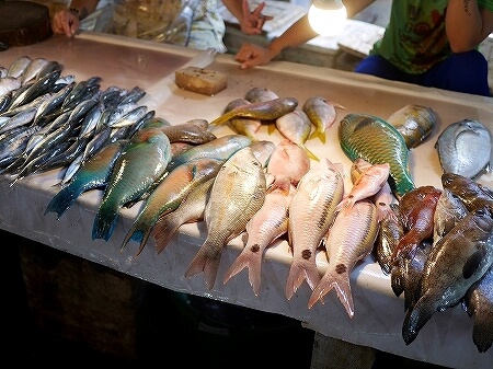セブ旅行記　マクタン島の市場　Saac Wet Market　マーケット　ブログ　口コミ　フルーツ　買い物　魚屋