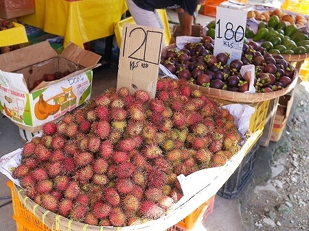 セブ旅行記　マクタン島　フルーツ屋さん　果物屋さん　市場　マーケット　Chony Fruit Stand　ブログ　観光　ランブータン　マンゴスチン