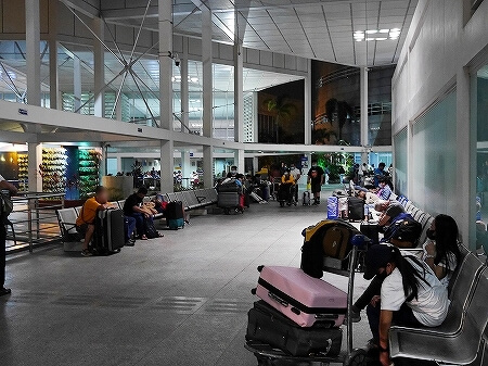 フィリピン航空利用時マニラ空港での国内線から国際線への乗り継ぎ方法 T2 第2ターミナル　深夜