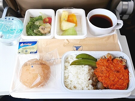 MIATモンゴル航空搭乗記　料金　機内の様子　ブログ　口コミ　感想　レビュー　旅行記　一人旅　女子旅　機内　エコノミークラス　シート　席　機内食　チキン