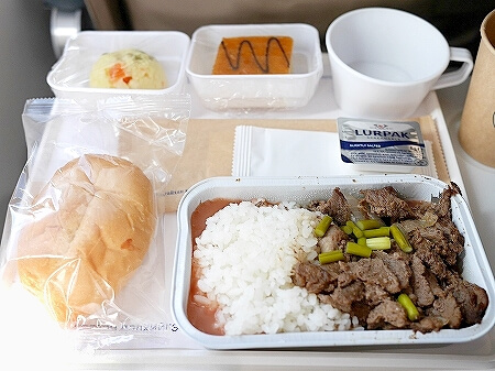 MIATモンゴル航空搭乗記　料金　機内の様子　ブログ　口コミ　感想　レビュー　旅行記　一人旅　女子旅　機内　エコノミークラス　シート　席　機内食　ビーフ