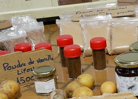 ヌメアのマルシェ　おすすめ　値段　ニューカレドニア旅行記　ブログ　口コミ　朝市　市場　蜂蜜　バニラパウダー　ジャム
