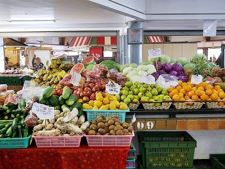 ヌメアのマルシェでお買い物　フルーツ　天使の海老　刺身　果物　野菜　おすすめ　値段　ニューカレドニア旅行記　ブログ　口コミ　朝市　市場
