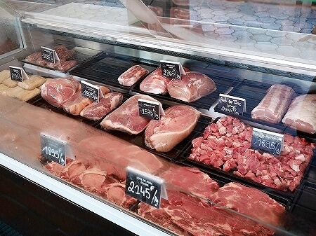 ヌメアのマルシェ　おすすめ　値段　ニューカレドニア旅行記　ブログ　口コミ　朝市　市場　肉屋　値段