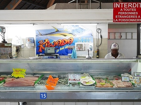 ヌメアのマルシェでお買い物　天使の海老　刺身　魚屋　おすすめ　値段　ニューカレドニア旅行記　ブログ　口コミ　朝市　市場