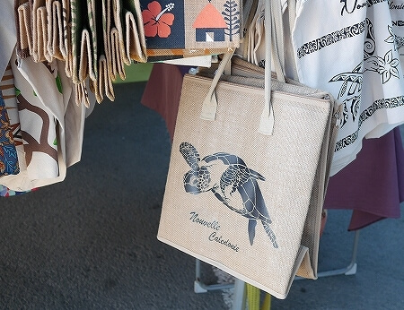 ヌメアのマルシェ　ニューカレドニア旅行記　ブログ　口コミ　朝市　市場　お土産屋　女子旅　ウミガメの保冷バッグ　エコバッグ
