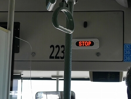 ニューカレドニア　ヌメア　バスで国内線「マジェンタ空港」に行く方法　バスの乗り方　バス停の場所　料金　ブログ　口コミ　旅行記　女子旅　一人旅　stopボタン　降車ボタン　Tanéo
