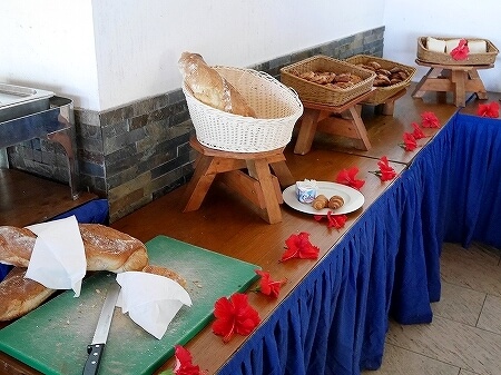 パラディ・ド・ウベア宿泊記　朝食の内容　パン　レストラン　ウベア島旅行記　ブログ　口コミ