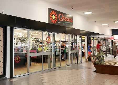 ニューカレドニアのヌメアのスーパー「カジノ」の入り口（Casino）