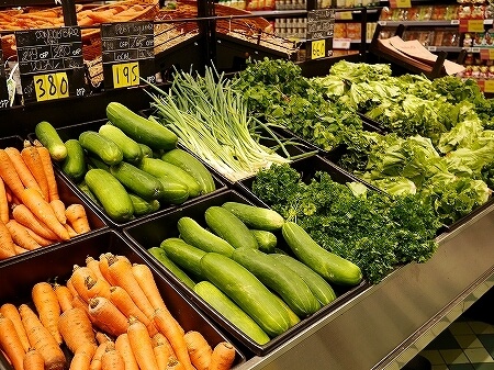 ニューカレドニアのヌメアのスーパー「カジノ」の野菜売り場（Casino）