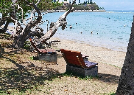ニューカレドニアのヌメアのシトロンビーチのベンチ