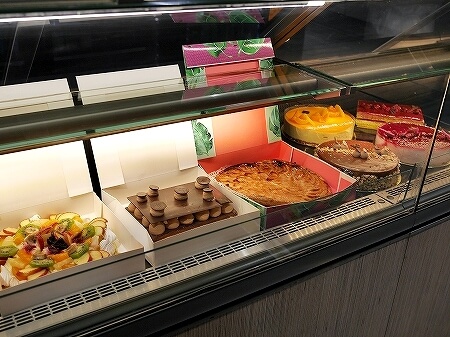 ニューカレドニアのヌメアの人気パン屋さんラトリエ・グルマン（L'Atelier Gourmand）のホールケーキ