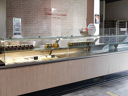 ニューカレドニアのヌメアの人気パン屋さんラトリエ・グルマン（L'Atelier Gourmand）の店内・ショーケース