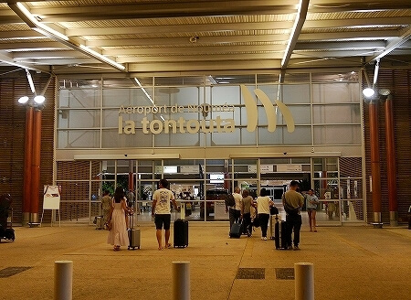 ニューカレドニアのヌメア・トントゥータ国際空港の入り口