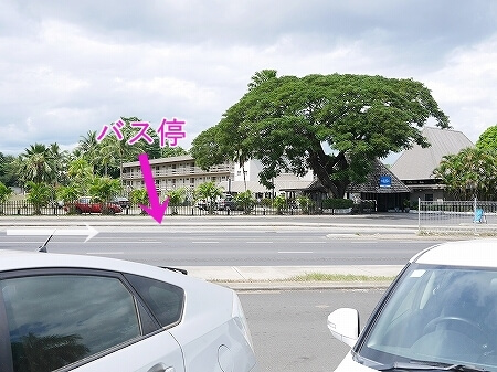 フィジーのナンディの「Vualiku Hotel & Apartments」と「メルキュールナンディホテル」近くのバス停の場所