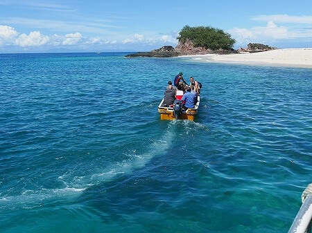 フィジーのモヌリキ島にボートで向かうところ（Cruisin Fiji）