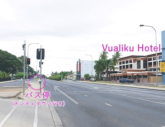 フィジーのナンディの「Vualiku Hotel & Apartments」と「メルキュールナンディホテル」近くのバス停の場所