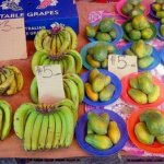 フィジーのナンディマーケットのフルーツ（バナナとパパイヤ）
